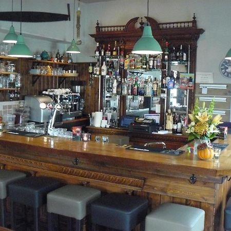 Eetcafe/Pension Nooitgedacht Strijen Esterno foto