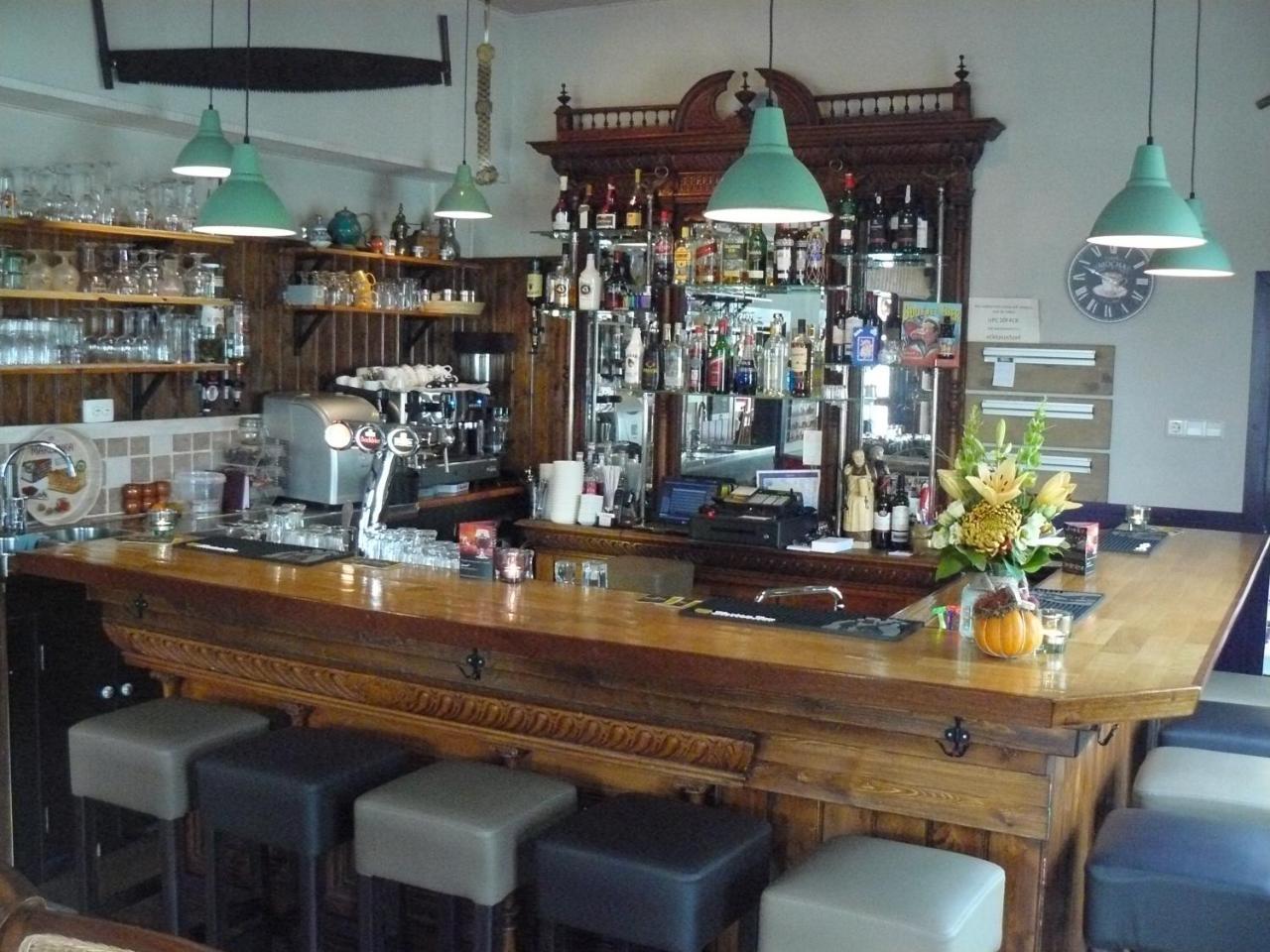 Eetcafe/Pension Nooitgedacht Strijen Esterno foto