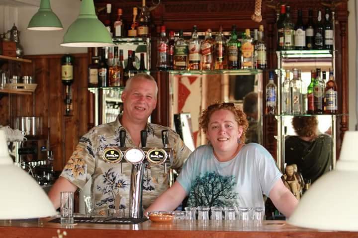 Eetcafe/Pension Nooitgedacht Strijen Esterno foto