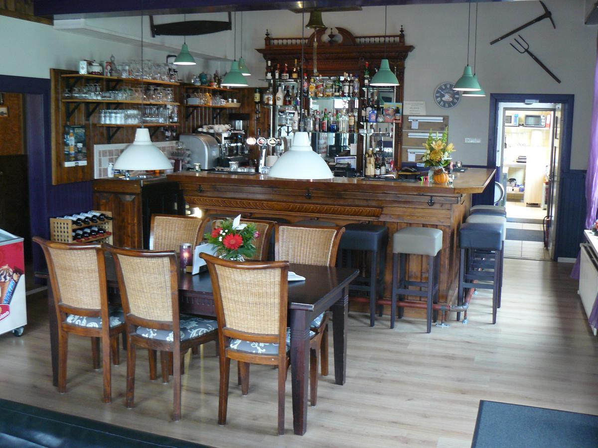 Eetcafe/Pension Nooitgedacht Strijen Esterno foto