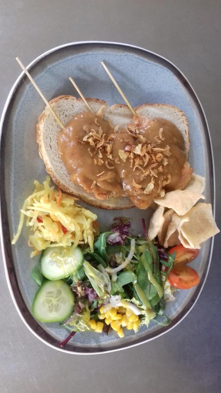 Eetcafe/Pension Nooitgedacht Strijen Esterno foto
